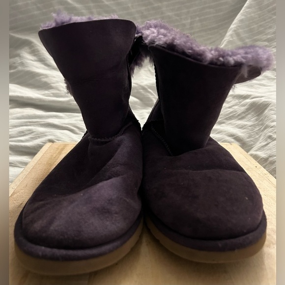 Ugg Bailey Button Leather Sheepskin Lined Purple Pull on Boots (5991Y) Size 6 - Picture 4 of 9